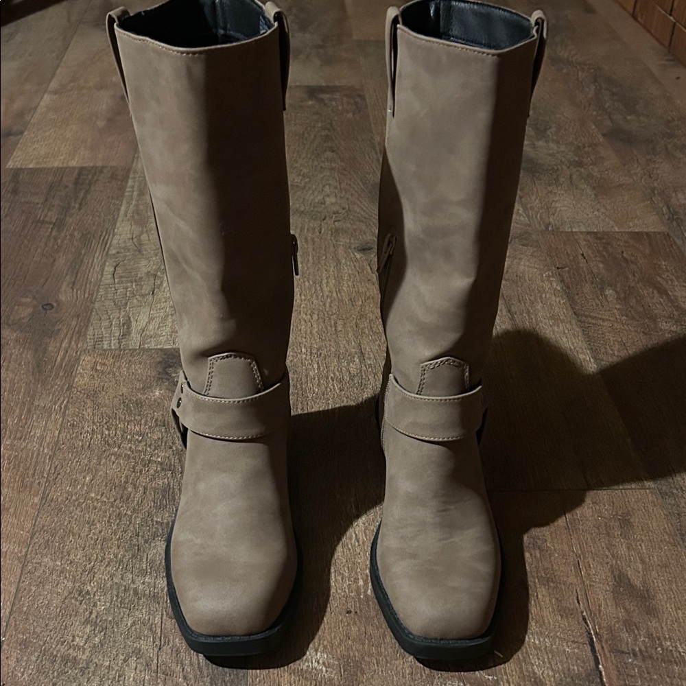 Stylish Tan Women's Boots